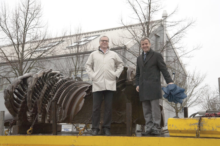 Dr. Julius Nickl und Dr. Johannes Stoiber vor der größten Bruchfläche weltweit